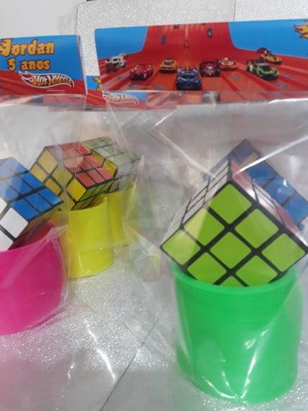 Kit Mola Maluca + Cubo Mágico com Lapela Hot Wheels
