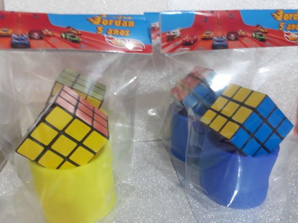Kit Mola Maluca + Cubo Mágico com Lapela Hot Wheels
