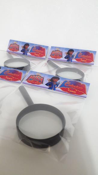 Lupa Personalizada com Lapela no Tema Detetive Mira