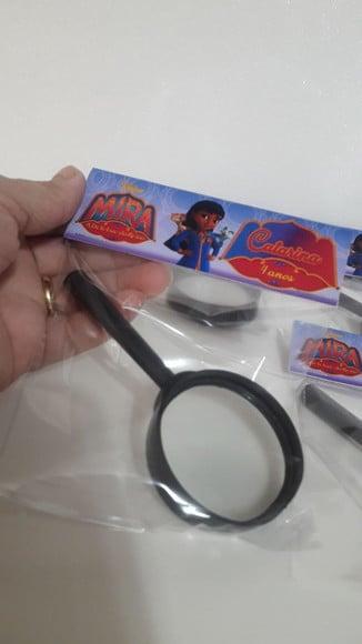 Lupa Personalizada com Lapela no Tema Detetive Mira