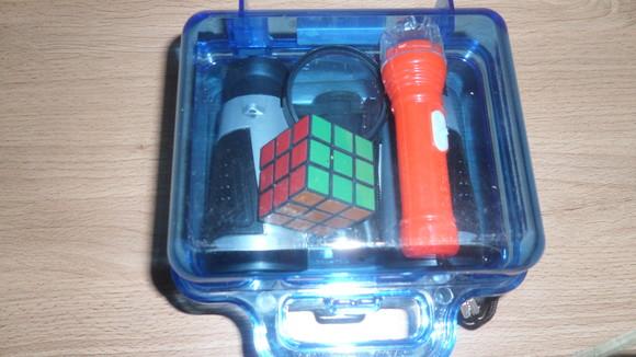 Maletinha + Binoculo +lupa + Lanterna + Cubo Magico