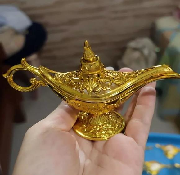 Mini Lâmpada Aladim e Jasmine Dourada 12cmx 4cm x 7,5cm