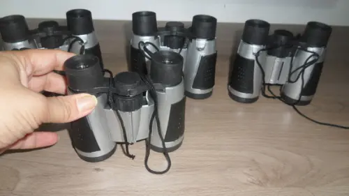 Binoculo Cor Prata com Detalhes em Preto