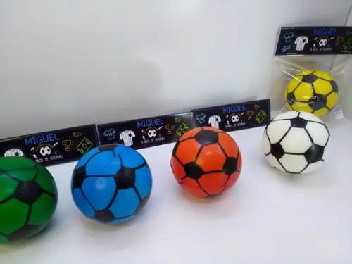 Bola Futebol 6 cm Macia + Lapela Tema Futebol