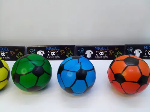 Bola Futebol 6 cm Macia + Lapela Tema Futebol