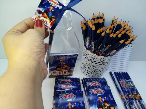 Bloquinho + Mini Lápis + Tag + Fita Cetim Tema Detetive
