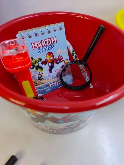 Kit Balde + Bloquinho + Mini Lápis + Lanterna + Lupa