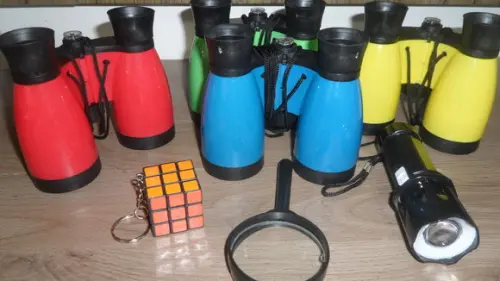 Kit Binoculo + Lanterna + Lupa + Mini Chaveiro Cubo Mágico