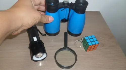 Kit Binoculo + Lanterna + Lupa + Mini Chaveiro Cubo Mágico