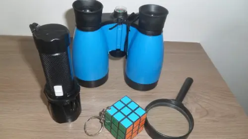 Kit Binoculo + Lanterna + Lupa + Mini Chaveiro Cubo Mágico