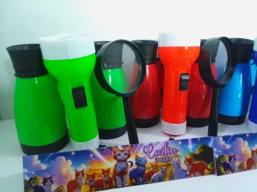 Kit Binoculo + Lanterna Colorida + Lupa Tema Gatos