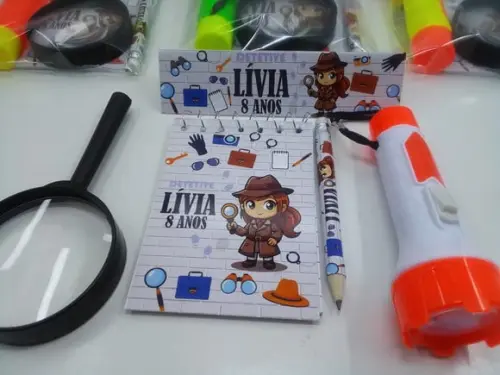 Kit Bloquinho + Mini Lápis + Lanterna + Lupa Detive Menina