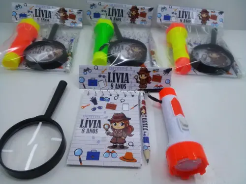 Kit Bloquinho + Mini Lápis + Lanterna + Lupa Detive Menina