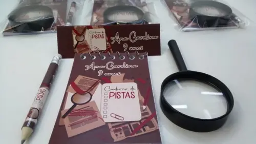 Kit Bloquinho + Mini Lápis + Lanterna + Lupa Pistas
