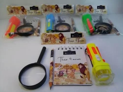 Kit Bloquinho + Mini Lápis + Lanterna + Lupa Rei Leão