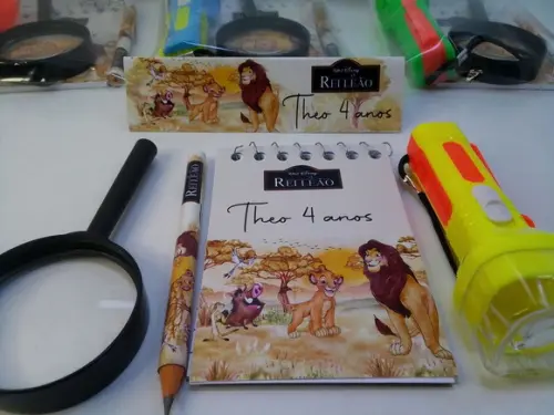 Kit Bloquinho + Mini Lápis + Lanterna + Lupa Rei Leão
