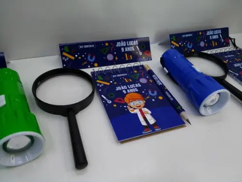 Kit Bloquinho + Mini Lápis + Lanterna + Lupa Tema Cientista