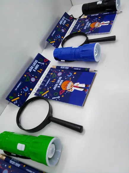 Kit Bloquinho + Mini Lápis + Lanterna + Lupa Tema Cientista