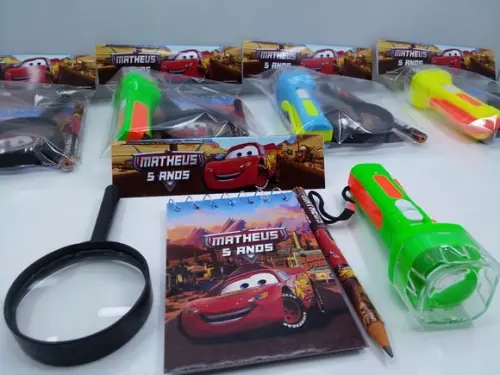 Kit Bloquinho + Mini Lápis + Lanterna + Lupa Tema Carros