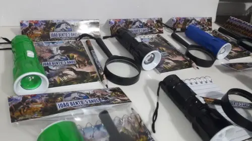 Kit Bloquinho + Mini Lápis + Lanterna + Lupa Tema Dinossauro
