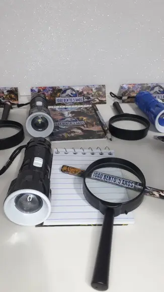 Kit Bloquinho + Mini Lápis + Lanterna + Lupa Tema Dinossauro