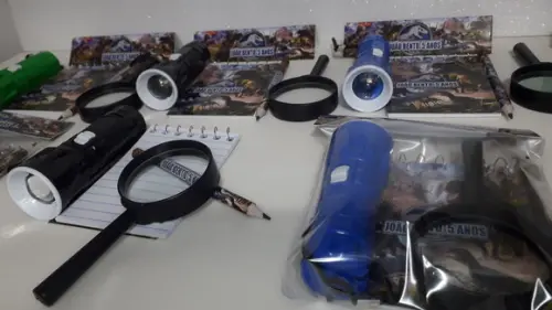 Kit Bloquinho + Mini Lápis + Lanterna + Lupa Tema Dinossauro