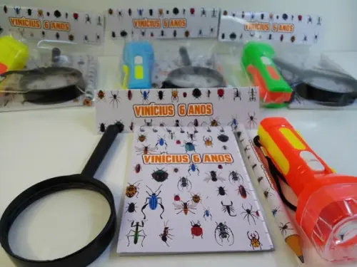 Kit Bloquinho + Mini Lápis + Lanterna + Lupa Tema Insetos
