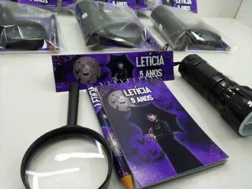 Kit Bloquinho + Mini Lápis + Lanterna + Lupa Tema Wandinha