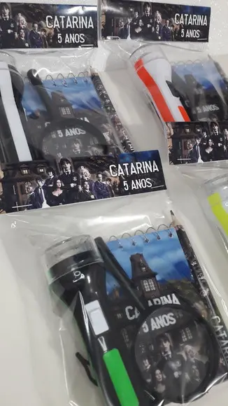 Kit Bloquinho + Mini Lápis + Lanterna + Lupa Tema Wandinha