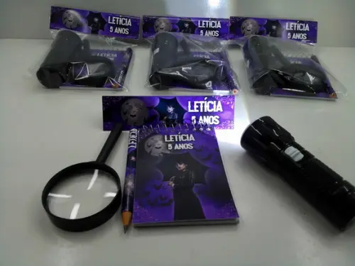 Kit Bloquinho + Mini Lápis + Lanterna + Lupa Tema Wandinha