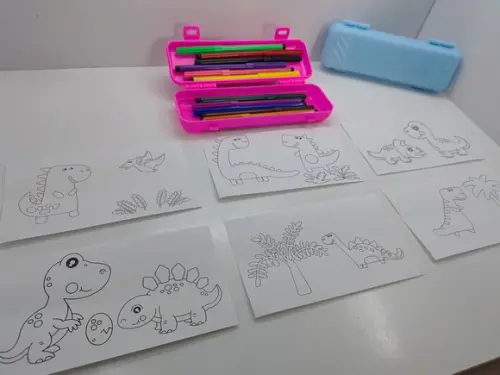 Kit Canetinhas com 12 Cores + Estojo + 6 Desenhos Dinossauro