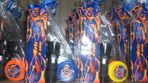 Kit Domino + Ioiô Cores + Lanterna Tema Hot Wheels