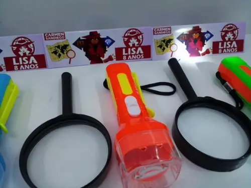 Kit Lanterna + Lupa no Tema Detetive Carmen Sandiego