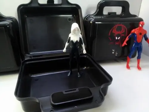Kit Maletinha Plástica + Boneco Tema Homem Aranha Verso