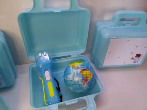 Kit Maletinha Plástica + Lanterna + Mini Bola Macia 6x6cm