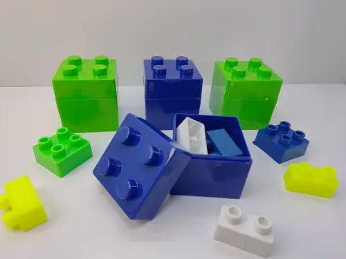 Kit Mini Caixa Plastica 5cm + Peças de Montar Tema Lego