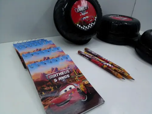 Kit Pote Roda Plasútil + Bloquinho + Mini Lápis Tema Carros