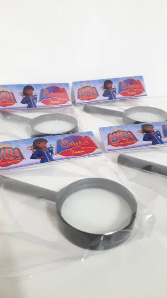 Lupa Personalizada com Lapela no Tema Detetive Mira