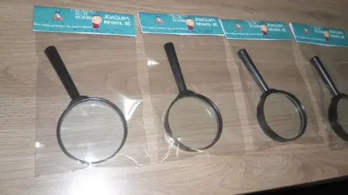Lupa Personalizada com Lapela no Tema Livro Infantil