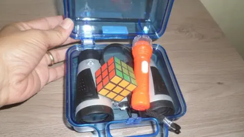 Maletinha + Binoculo +lupa + Lanterna + Cubo Magico