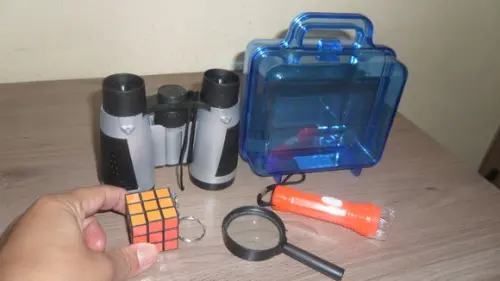 Maletinha + Binoculo +lupa + Lanterna + Cubo Magico