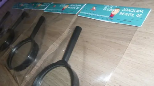 Lupa Personalizada com Lapela no Tema Livro Infantil