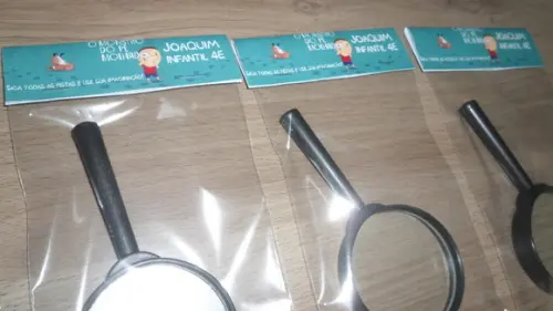 Lupa Personalizada com Lapela no Tema Livro Infantil