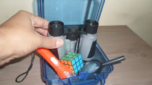 Maletinha + Binoculo +lupa + Lanterna + Cubo Magico