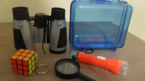 Maletinha + Binoculo +lupa + Lanterna + Cubo Magico
