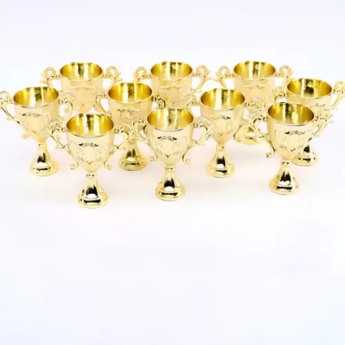 Mini Taça Tipo Troféu Futebol de Plastico Dourado 9,5cm