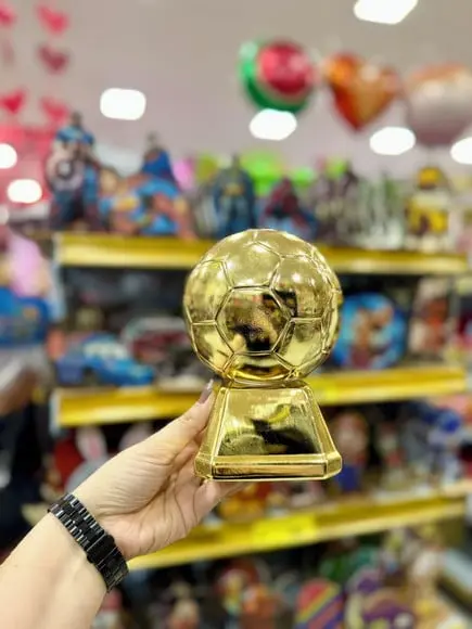 Troféu Bola Dourada de Plastico 11,7 x 11,7 x 16,8cm