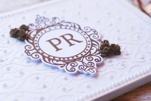 Livro de Mensagens para Casamento A4 Personalizado com Brasão dos Noivos em Scrapbook | Capa Dura Branco com Laço de Cetim e Encadernação Wire-o