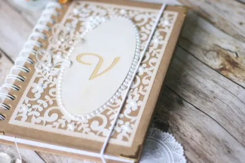 Agenda Diária Personalizada 15x21 com Inicial e Pérolas | Capa Dura Scrapbook com Elástico, Bolsinho e Wire-o Branco