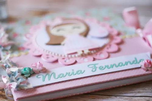 Livro de Assinaturas Princesa e Passarinho Personalizado 21x21 com Tecido de Algodão Impermeabilizado | Scrapbook com Pérolas e Laço de Cetim